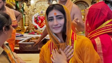 Photo of ‘द भूतनी’ की रिलीज के बाद बप्पा के दरबार पहुंची पलक तिवारी