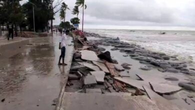 Photo of बांग्लादेश के कुआकाटा मरीन ड्राइव में उठी ऊंची लहरें, बाल-बाल बचे पर्यटक