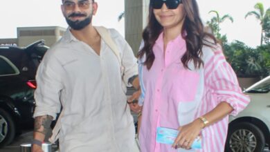 Photo of टेस्ट क्रिकेट से संन्यास लेने के एक दिन बाद विराट अपनी पत्नी अनुष्का के साथ वृंदावन पहुंचे