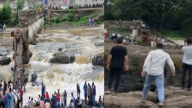 Photo of पुणे में इंद्रायणी नदी का पुल ढहने से २ पर्यटकों की मौत, 12 सैलानी अभी भी लापता