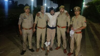 Photo of थाने के सामने युवक की हत्या करने वाला 25हजार का इनामी पुलिस मुठभेड़ में घायल