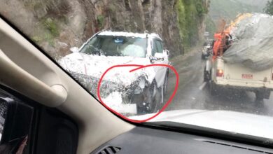 Photo of सड़क पर चलती कार पर गिरा बड़ा पत्थर, आगरा के तीन युवक घायल