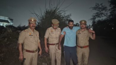 Photo of युवक पर कातिलाना हमला करने वाले बदमाशों ने पुलिस से सर्विस रिवाल्वर छीनकर चलाई गोली