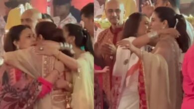 Photo of दुर्गा पूजा में भावुक नजर आईं काजोल और रानी मुखर्जी, काका को याद कर छलके आंसू, वायरल हुआ वीडियो