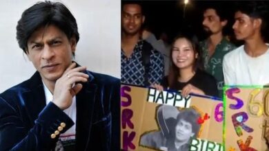 Photo of शाहरुख खान के जन्मदिन पर मन्नत के बाहर दुनियाभर से पहुंचे फैंस, सोशल मीडिया पर वीडियो वायरल