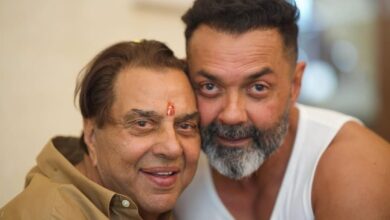 Photo of देशभक्ति फिल्म ‘इक्कीस’ में बॉबी देओल अपने पिता धर्मेंद्र के कुछ संवादों को देंगे आवाज