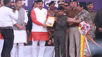 Photo of मप्र के बालाघाट में मुख्यमंत्री के समक्ष 2.36 करोड़ के इनामी 10 नक्सलियों ने किया आत्मसमर्पण