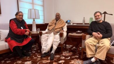 Photo of कांग्रेस सांसद शशि थरूर ने खरगे और राहुल गांधी से मुलाकात कर कहा- सब ठीक