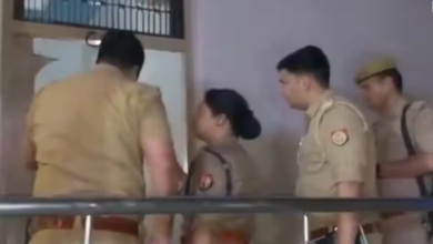 Photo of उड़ गई छत, टूट गए खिड़की-दरवाजें… फर्रुखाबाद में पूर्व MLA विजय सिंह के घर में धमाका, दो बेटों समेत 6 लोग घायल