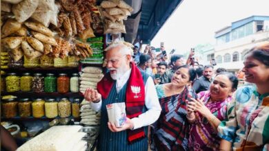 Photo of बंगाल में प्रोटोकॉल तोड़कर झालमुड़ी की दुकान पर पहुंचे पीएम मोदी, बच्चों को भी खिलाया