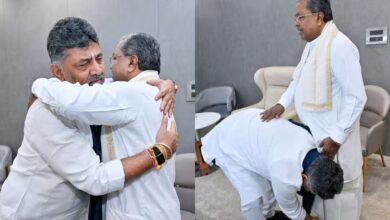 Photo of कर्नाटक का ‘सियासी नाटक’ ब्रेकफास्ट पर खत्म! सिद्धारमैया ने लगाया गले, डीके शिवकुमार ने छुए CM के पैर