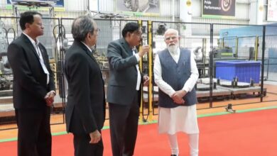 Photo of सूरत में एलएंडटी के आर्म्ड सिस्टम्स कॉम्प्लेक्स पहुंचे प्रधानमंत्री मोदी, स्वदेशी रक्षा परियोजनाओं की ली जानकारी