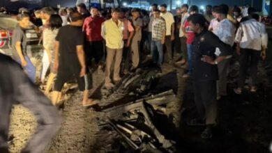 Photo of मोरबी में दर्दनाक हादसा : तेज रफ्तार डंपर ने कार को कुचला, एक ही गांव के 5 लोगों की मौत; दो घायल
