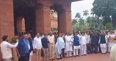 Photo of संसद के मकर द्वार पर विपक्ष का प्रदर्शन, धर्मेंद्र प्रधान के इस्तीफे की मांग पर अड़े सांसद