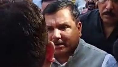 Photo of गुरुग्राम: मेदांता में वांगचुक से मिलने पहुंचे 15 सांसदों को पुलिस ने गेट पर ही रोका तो धरने पर बैठे