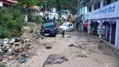Photo of उत्तराखंड के चमोली में पहाड़ी से भारी बोल्डर और मलबा गिरा, नंदप्रयाग-नंदानगर मार्ग हुआ बंद 