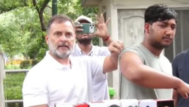 Photo of पुलिस कार्रवाई में घायल युवक को सामने लाए राहुल गांधी, बोले- सरकार अत्याचार की जिम्मेदारी ले