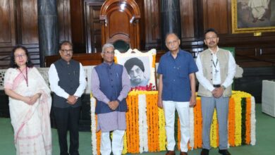 Photo of राज्यसभा के उपसभापति और महासचिव ने सरदार हुकम सिंह को पुष्पांजलि अर्पित की