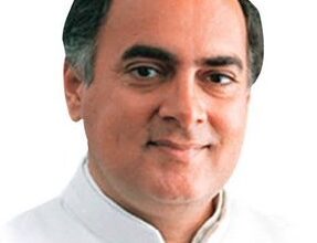 Photo of उपराष्ट्रपति ने पूर्व प्रधानमंत्री राजीव गांधी की जयंती पर दी श्रद्धांजलि