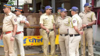 Photo of महाराष्ट्र के कोलाबा में नौसैनिक के घर से ४ शव बरामद होने से सनसनी