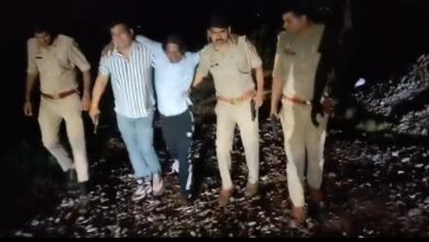 Photo of पुलिस मुठभेड़ के दौरान हत्या के प्रयास के मामले में वांछित दो बदमाश गिरफ्तार, एक के पैर में लगी गोली