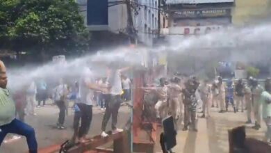 Photo of सरकारी भर्तियों की मांग को लेकर पटना में छात्रों का उग्र प्रदर्शन, बैरिकेडिंग तोड़ी, वाटर कैनन से रोका मार्च