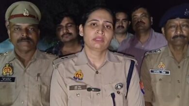 Photo of झांसी में 10 घंटे बाद पुलिस मुठभेड़ में चेन स्नैचिंग के दो आरोपित गिरफ्तार, एक के पैर में लगी गोली