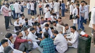 Photo of मध्य प्रदेश में जूनियर डॉक्टरों का आक्रोश: स्टाइपेंड बढ़ाने की मांग को लेकर मेडिकल इंटर्न्स का प्रदर्शन तीसरे दिन भी जारी