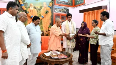 Photo of सीएम योगी ने दो परिवारों को दी आर्थिक सहायता