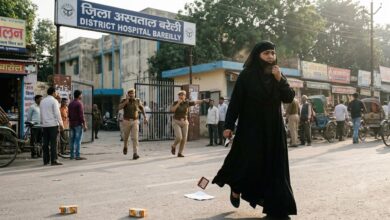 Photo of Bareilly : जिला अस्पताल से ‘फिल्मी अंदाज’ में फरार हुई महिला बंदी, बेटों ने बुर्के से रचा प्लान; दो महिला पुलिसकर्मी निलंबित