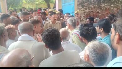 Photo of Mathura : गोवर्धन में मजदूर की मौत पर गरमाया माहौल, कॉलेज गेट पर शव रखकर ग्रामीणों का प्रदर्शन; मुआवजे और कार्रवाई की मांग