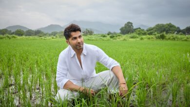 Photo of वरुण धवन का देसी अंदाज, खेतों में सीख रहे धान की खेती
