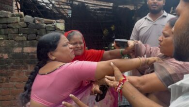 Photo of बीच सड़क चेयरमैन व पूर्व चेयरमैन में मारपीट, मचा हंगामा