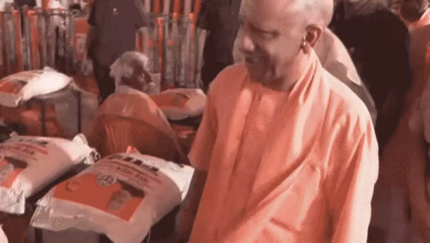 Photo of फर्रुखाबाद पहुंचे CM योगी, 1,000 बाढ़ पीड़ितों को बांटी राहत किट