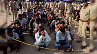 Photo of ‘बांग्लादेशी’ होने के घोर संदेह में हिरासत में लिए गए बंगाल के उन्नीस प्रवासी मज़दूरों को छत्तीसगढ़ से अंततः किया गया रिहा