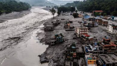 Photo of नेपाल जल प्रलय का भयावह मंज़र: 788 तक पहुंचा मौत का आंकड़ा, अपनों की तलाश में भटकते परिवारों के बीच शुरू हुआ सामूहिक अंतिम संस्कार