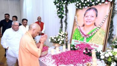 Photo of पूर्व राज्यपाल के घर पहुंचे मुख्यमंत्री योगी, उनकी पत्नी के निधन पर जताया शोक