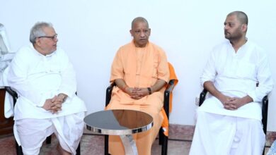 Photo of पूर्व राज्यपाल के घर पहुंचे मुख्यमंत्री योगी, उनकी पत्नी के निधन पर जताया शोक