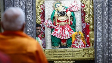 Photo of जन्माष्टमी पर देश भर में भक्ति की बहार: पीएम मोदी -राष्ट्रपति ने दी शुभकामनाएं, मंदिरों में उमड़ा श्रद्धालुओं का सैलाब