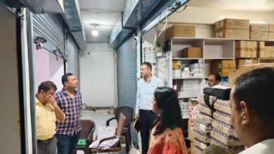 Photo of राजधानी में अमीनाबाद की दवा मंडी पर गिरी गाज: फर्जी बिलिंग में 14 प्रतिष्ठानों के लाइसेंस रद्द, 29 निलंबित