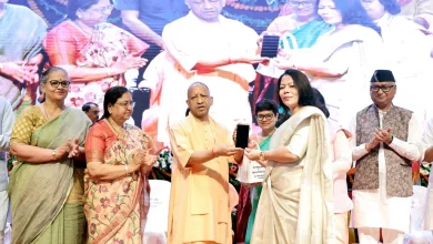 Photo of योगी सरकार अब आंगनबाड़ी कर्मियों को हर साल देगी तीन साड़ियां