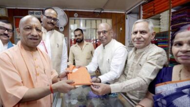 Photo of मुख्यमंत्री ने गांधी जयंती पर खादी आश्रम से की खरीदारी