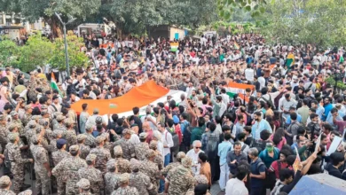 Photo of अभिजीत दीपके-नेहा बोरा हिरासत में, कनॉट प्लेस पर दिल्ली पुलिस का सख्त पहरा; लेफ्ट संगठनों ने निकाला तिरंगा मार्च