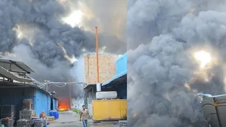 Photo of हरियाणा के टोहाना में बैटरी फैक्ट्री में भीषण आग, आसमान में छाया धुएं का गुबार; लाखों का सामान जलकर खाक